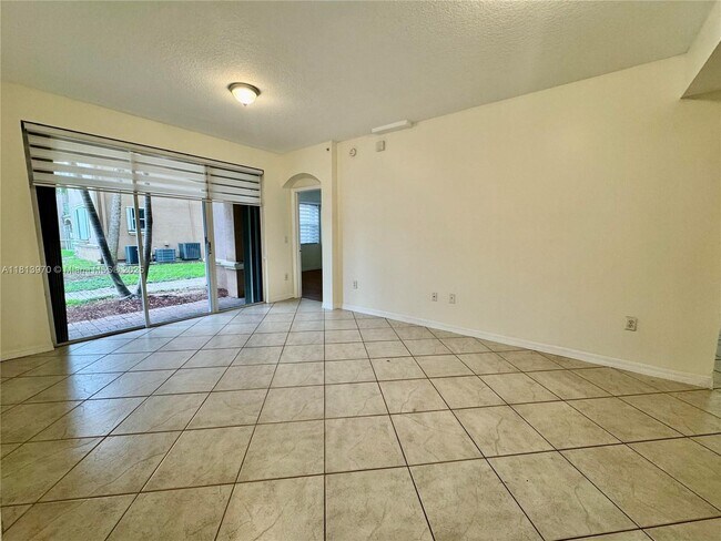Foto del edificio - 6520 NW 114th Ave