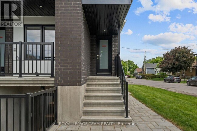 Building Photo - 998 Hollington St