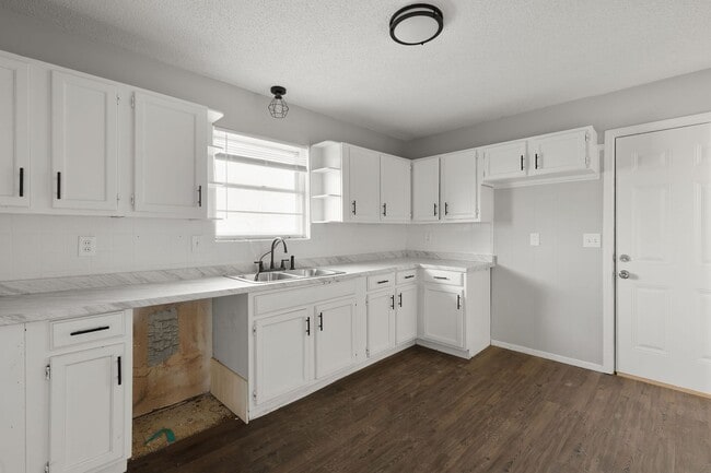 Building Photo - 3 Bed | 1.5 Bath — Comfortable Living in a Great Location