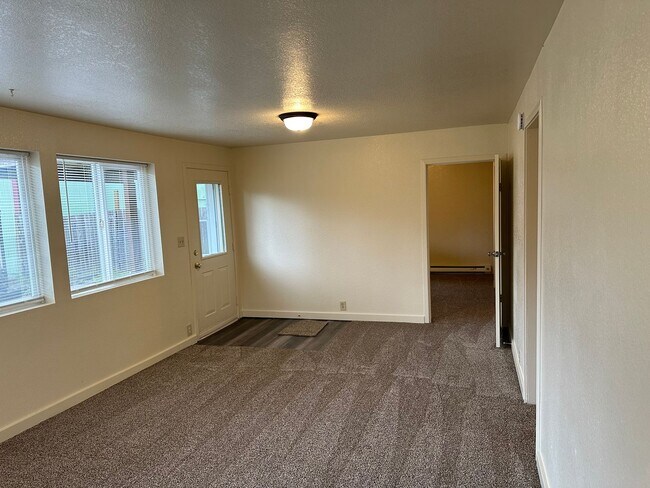 Building Photo - Freshly updated 2 bed, 1 bath house in Lowel