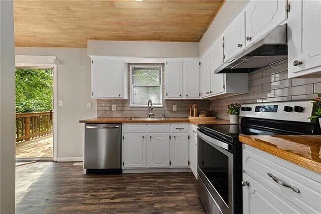 Foto del edificio - Spacious 3-Bedroom with Finished Basement ...