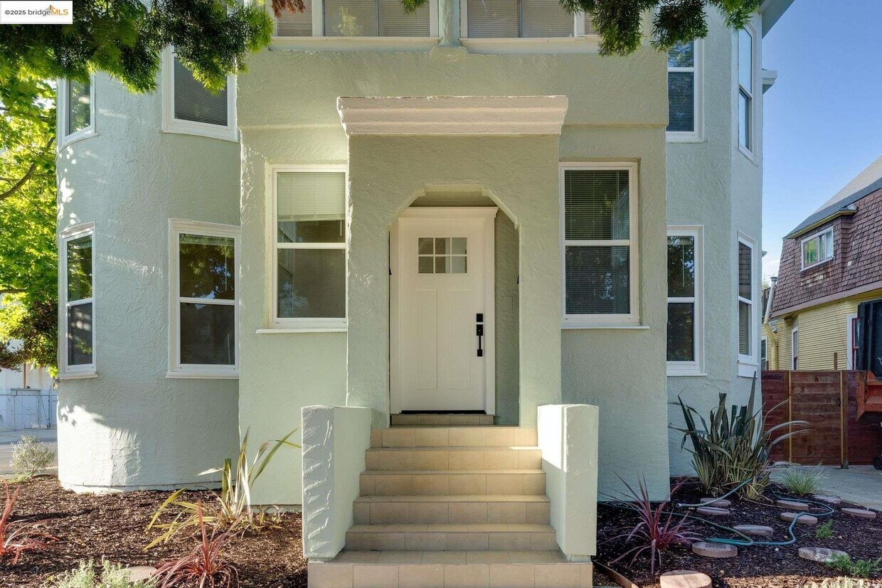 Foto principal - 1240 E 12th St