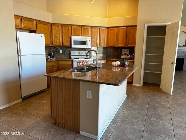 Foto del edificio - 4238 E Redwood Ln