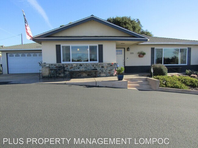Building Photo - 3 br, 1.5 bath House - 555 S. Traffic Way