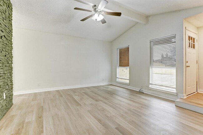 Foto del edificio - 5205 Palo Blanco Ln