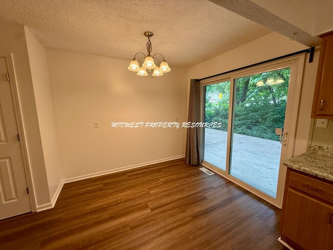 Building Photo - Beautiful 2 Bedroom Duplex - Fresh & Clean!
