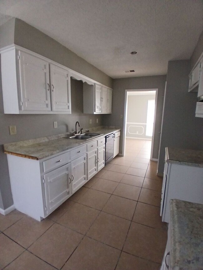 Foto del edificio - Blend of scale and sophistication in this expansive 3-bedroom, 2 bath residence - Open To Section 8