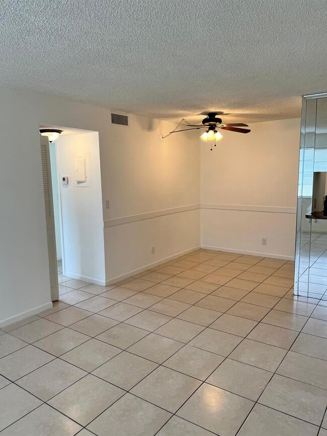 Building Photo - 1040 Twin Lakes Dr