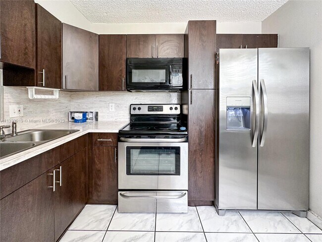 Foto del edificio - 1055 N Franklin Ave