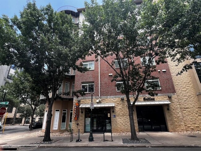 Building Photo - 910 W 25th St