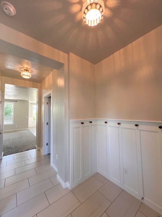 Building Photo - Beautiful 4 Bed, 2.5 Bath Plus Office in S...