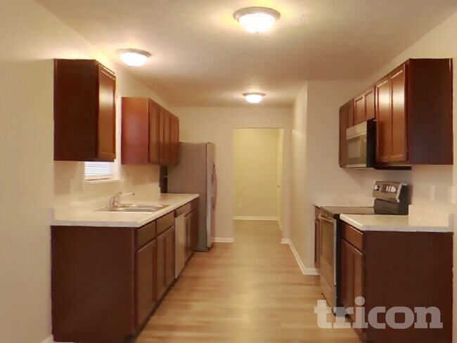 Foto del edificio - 3338 Deerbrook Dr