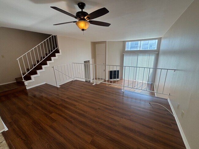 Foto del edificio - Beautiful 3-Bedroom Townhome in Chatsworth!