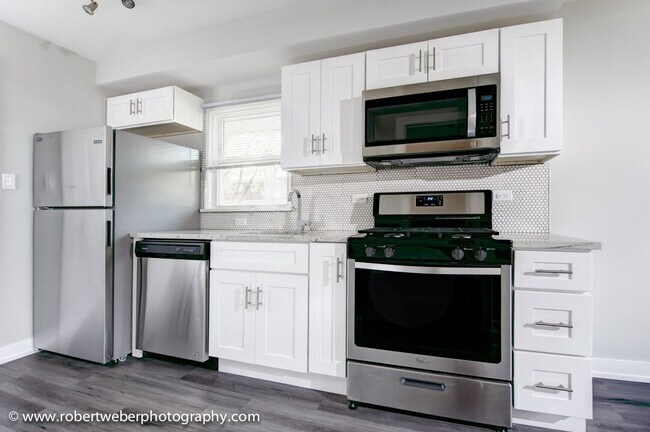 Building Photo - BEAUTIFUL MUST SEE RARE 2 BED/2 BATH REHABBED UNIT W/IN-UNIT LAUNDRY!!