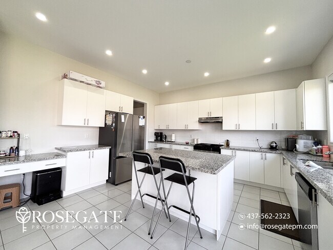 Building Photo - Luxury 4-Bedroom Upper-Level Home with Garage & 5 Parking – Innisfil