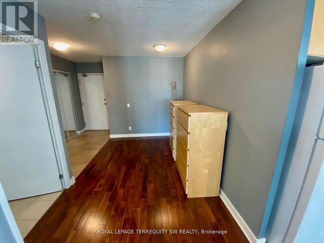 Building Photo - 373 Front St W