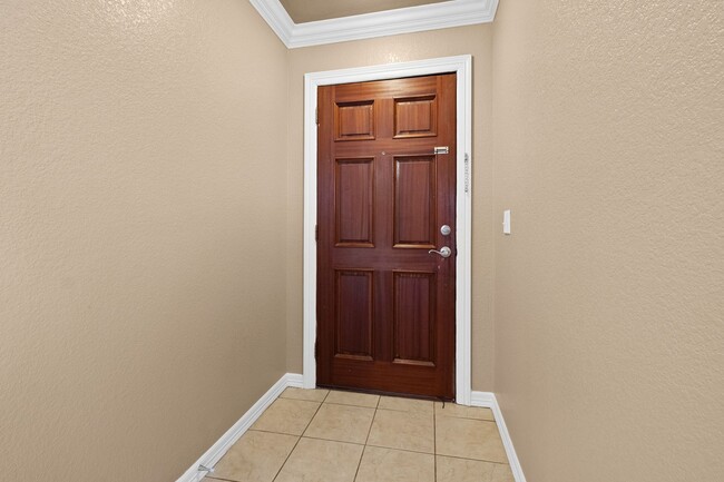 Building Photo - Updated Duplex in a perfect location!