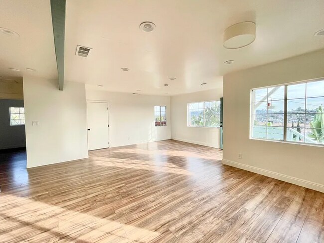 Foto del edificio - 3 Bed 1 & 1/2 Bath Home in a great Highland Park Location is Now Available!