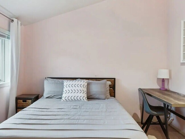 Building Photo - 2 Bedroom Townhome in Seattle