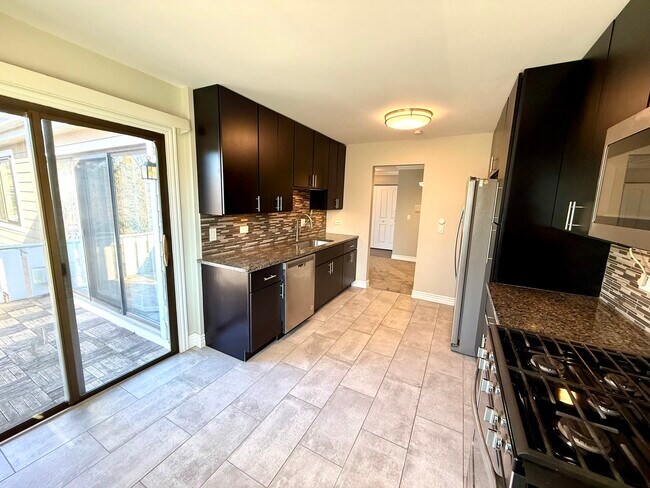 Foto del edificio - 298 Maplewood Ct