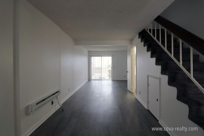 Building Photo - 271 S Ventura Rd