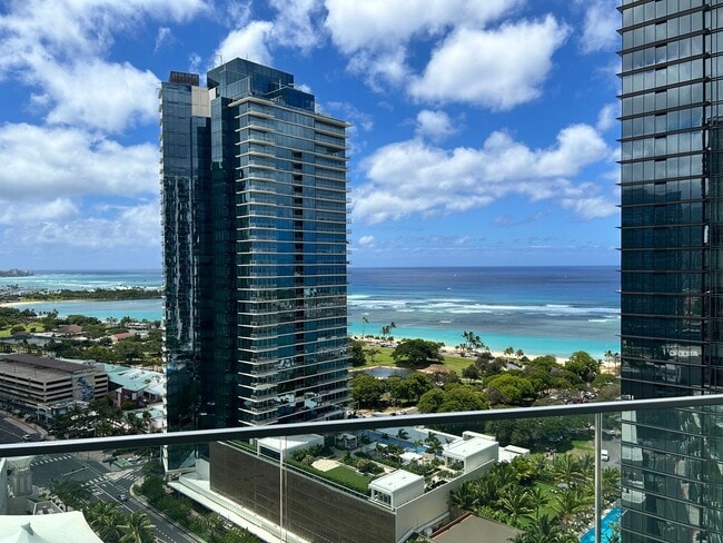 Building Photo - Upscale living With a View!