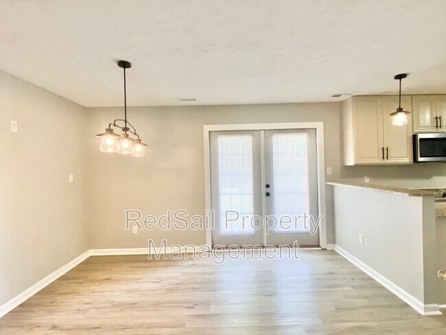Building Photo - 709 Chatsworth Dr