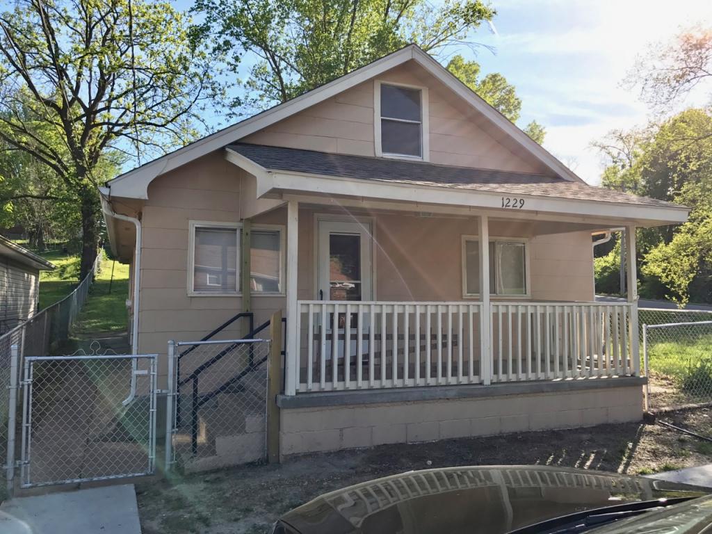 Primary Photo - 1229 W McCarty St