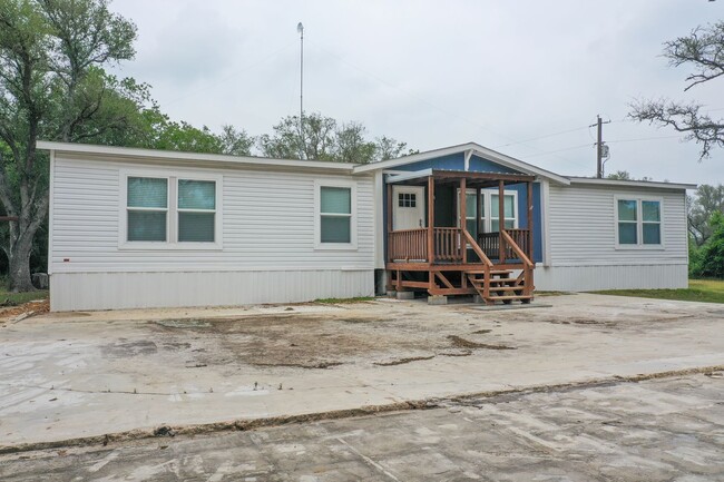 Building Photo - 3 Bed 2 Bath home on 5 Acres!