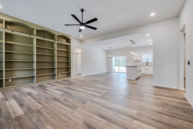 Foto del edificio - Like-New 4BR, 2.5BA Home with Privacy Fenc...