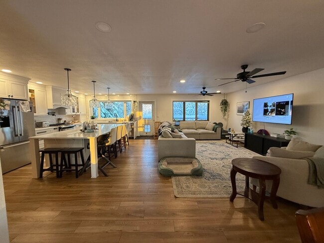 Foto del edificio - 4-bedroom home in Fairbanks / Dog friendly / Natural Gas