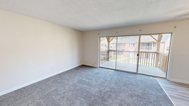 1BR, 1BA - 650 SF - Living Room - Fountainview East Apartments