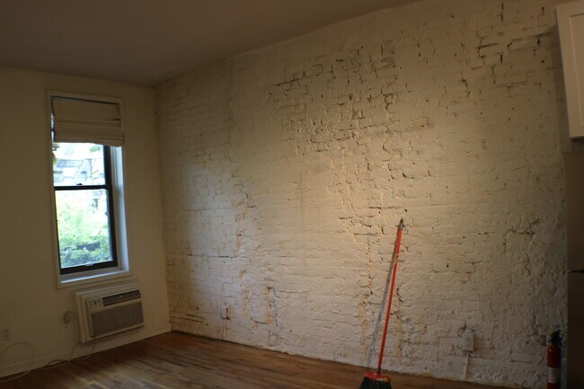 Living - 513 E 5th St