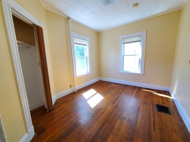 Building Photo - 32 Claremon St