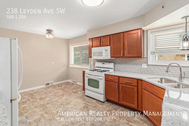 Foto del edificio - 238 Leyden Ave SW