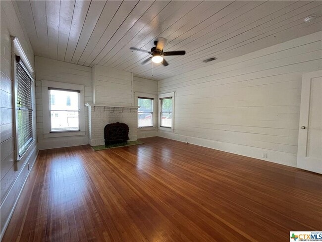 Foto del edificio - 215 N Johnson Ave