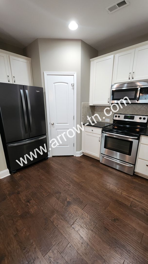 Building Photo - Fantastic End Unit Townhome in Franklin!