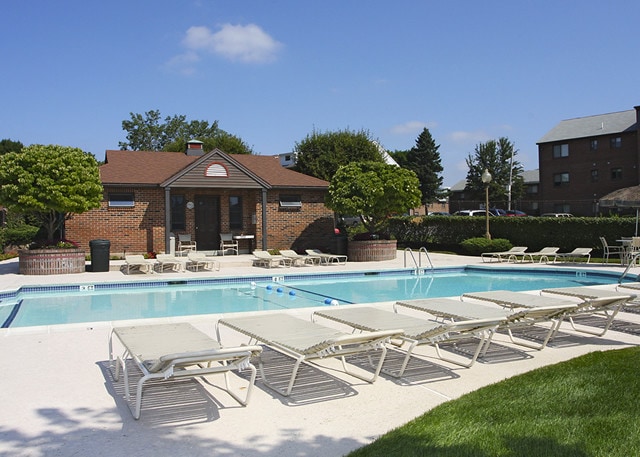 Seasonal Outdoor Pool - Charlesbank Gardens