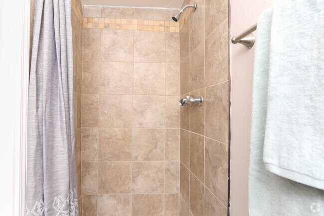 2BR, 2BA - 1,000 SF - Bathroom - Newberry Parc