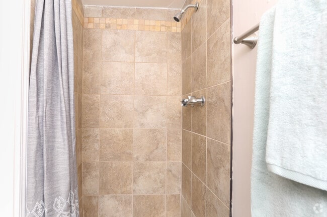 2BR, 2BA - 1,000 SF - Bathroom - Newberry Parc