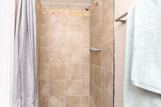 2BR, 2BA - 1,000 SF - Bathroom - Newberry Parc