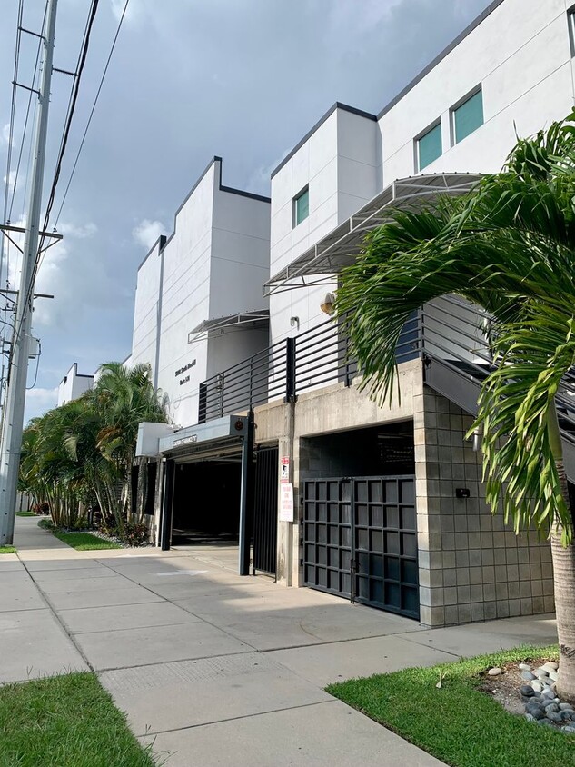 Primary Photo - 2/2.5 Industrial Style 3 Level Loft at Mac...