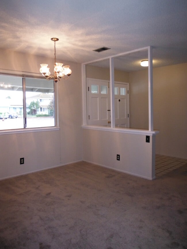 Foto del edificio - Spacious 3 Bedroom House Available Now