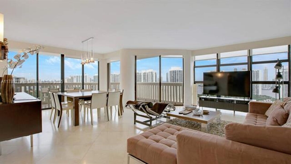 Foto principal - 1000 W Island Blvd