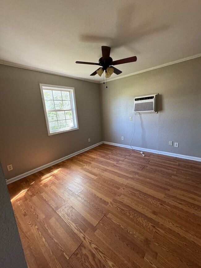 Foto del edificio - 1 Bed / 1 Bath in Bono Available Now