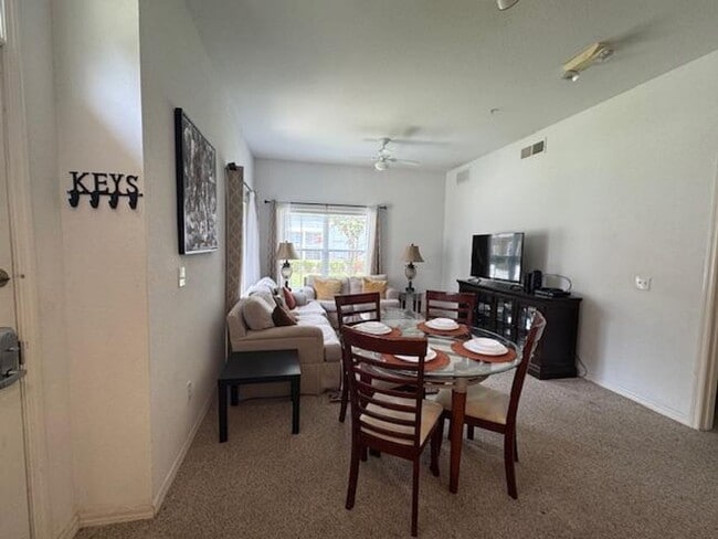 Building Photo - Fully Furnished 4 Bedroom 3 Bathroom Townh...