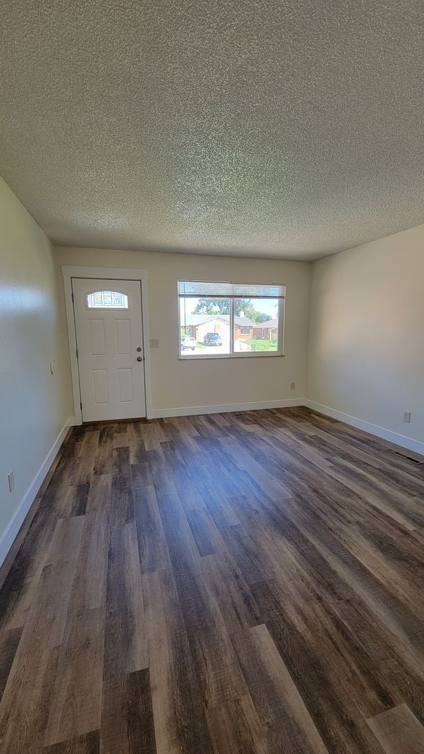 Foto del edificio - 2 Bdrm Duplex