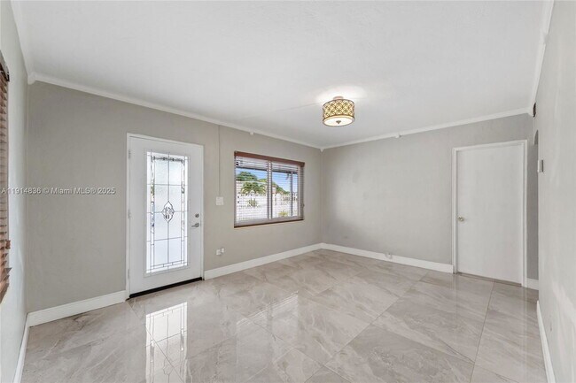 Building Photo - 810 E 9th Pl