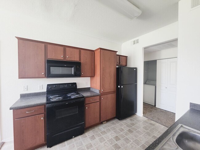Building Photo - 2 bedroom in Solana!!
