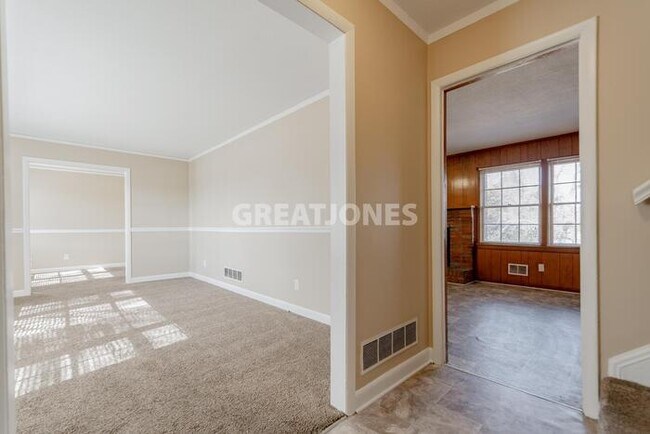 Foto del edificio - 2300 Oakcrest Rd